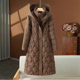Damen langer gesteppter Wintermantel mit Kapuze und taillierter Silhouette – Braun