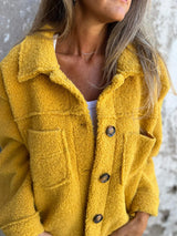 Damen nan Teddyjacke mit großem Reverskragen, durchgehender Knopfleiste und aufgesetzten Pattentaschen Drune – Gelb