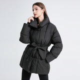 Damen taillierter Thermo-Steppmantel mit Bindegürtel und Karree-Steppung – Schwarz