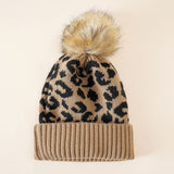 Damen Strickmütze mit Leopardenmuster und Kunstfell-Pompon – Khaki