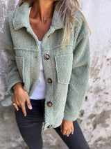 Damen nan Teddyjacke mit großem Reverskragen, durchgehender Knopfleiste und aufgesetzten Pattentaschen Drune – Grün