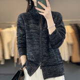 Damen Strickjacke mit Reissverschluss und Stehkragen – Schwarz mit floralem Muster