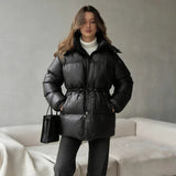 Damen Kapuzenjacke mit anpassbarem Taillenzug und glänzendem Finish – Schwarz
