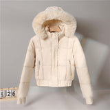 Damen kurzes wattiertes Kapuzenblouson mit Kunstfellkragen – Offwhite