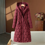 Damen langer gesteppter Wintermantel mit Kapuze und taillierter Silhouette – Angorrot