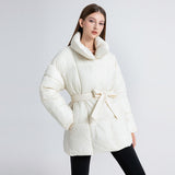 Damen taillierter Steppmantel mit Bindegürtel und hohem Schalkragen – Offwhite