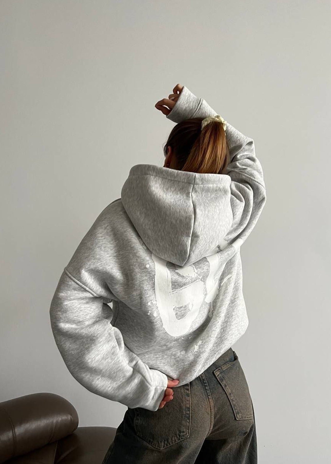 Oversized Hoodie mit abstraktem Rückendruck – Urban, Cozy & Ausdrucksstark