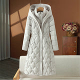 Damen langer gesteppter Wintermantel mit Kapuze und taillierter Silhouette – Offwhite
