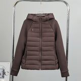 Damen leichte Hybrid-Steppjacke mit Kapuze und elastischen Ärmelpaneelen – Braun