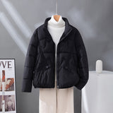 Damen kurzer Steppblouson mit hoher Kragenblende und Pattentaschen – Schwarz