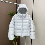 Damen kurz geschnittene Thermo-Steppjacke mit Kapuze und Reißverschlusstaschen – Blau
