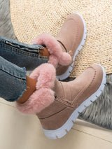 Damen nan gefütterte Kurzstiefel mit Kunstfellbesatz, Velourslederoptik, seitlichem Reißverschluss, dekorativer Metallschnalle und profilierter Lightweight-Sohle Drune – Rosa