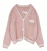 Damen nan kurze gestrickte V Ausschnitt Strickjacke mit Zopfmuster und Perlmuttknöpfen Drune – 21437 - Rosa