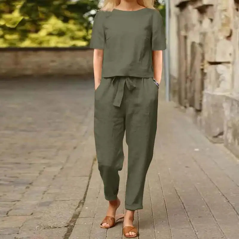 Fiona - Sommerlicher Damen-Zweiteiler – Khaki-Oberteil mit Rundhalsausschnitt und Hose mit Taschen