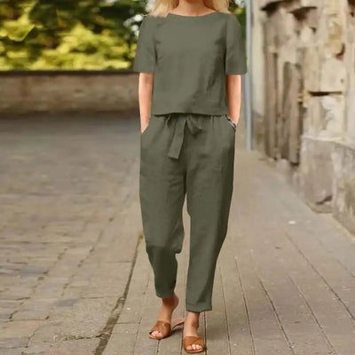 Fiona - Sommerlicher Damen-Zweiteiler – Khaki-Oberteil mit Rundhalsausschnitt und Hose mit Taschen