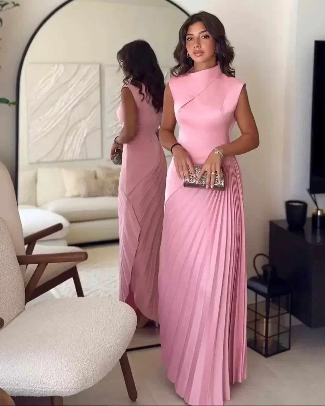 Plissiertes Maxikleid – Ärmelloses Kleid mit hohem Kragen & Faltenrock