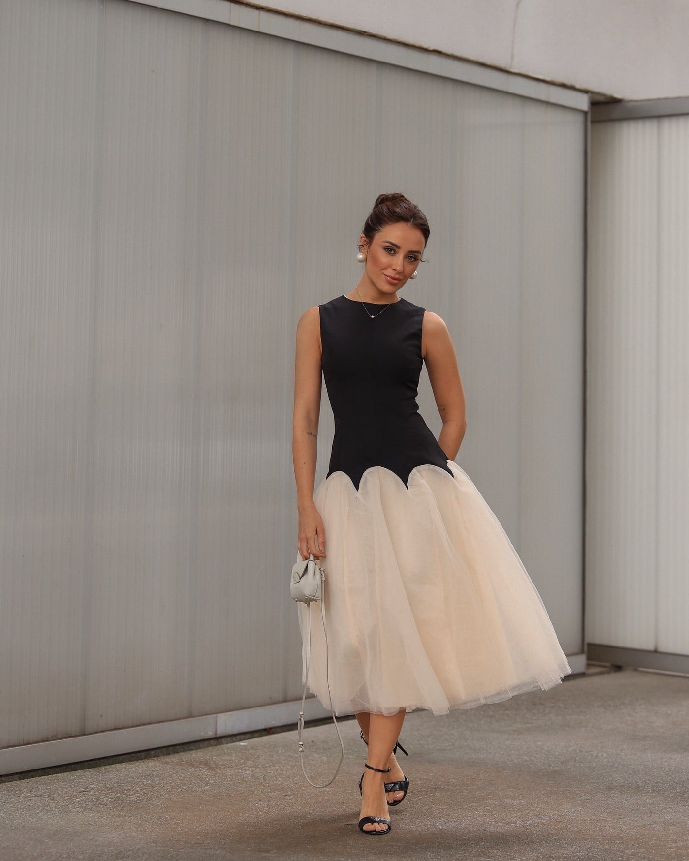 Vera - Ärmelloses Midikleid mit Reißverschluss und Rüschen