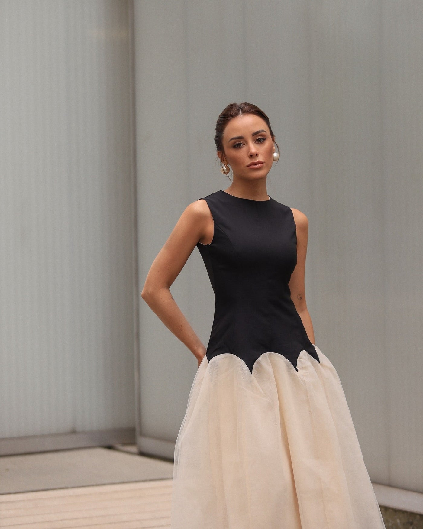 Vera - Ärmelloses Midikleid mit Reißverschluss und Rüschen