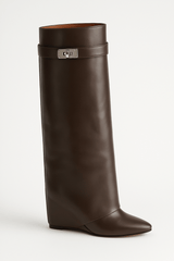 Felicia | Damen Elegante Stiefel mit Keilabsatz und spitzer Schuhspitze – Braun