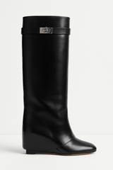 Felicia | Damen Elegante Stiefel mit Keilabsatz und spitzer Schuhspitze – Schwarz