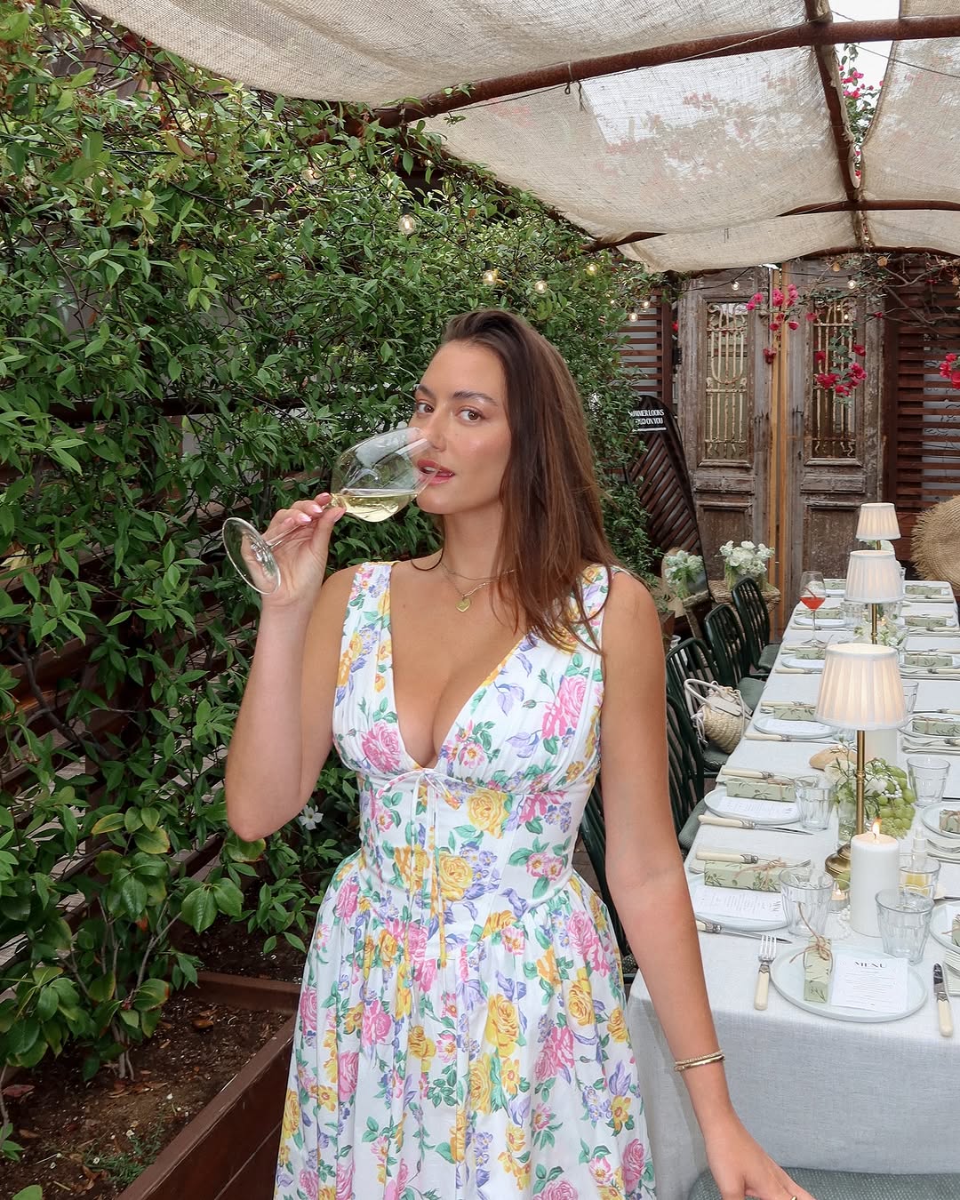 Damen Blumen V-Ausschnitt Ärmelloses Hochzeitsgast Kleid | Midi