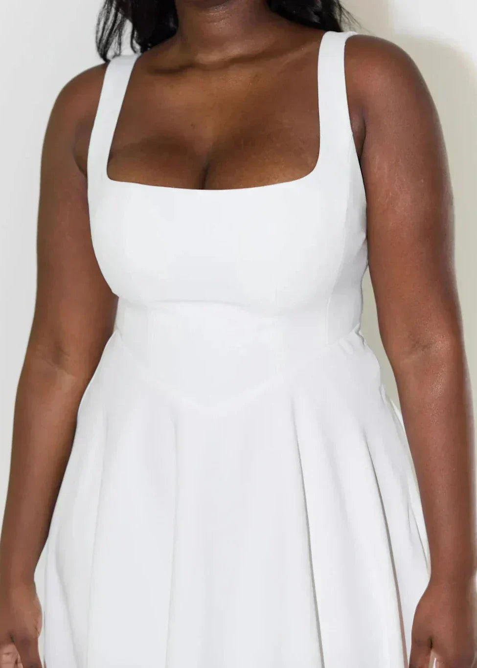 Melody - Neues mittellanges, schlichtes und tailliertes trägerloses Kleid