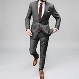Zweiteiliger Herrenanzug – Blazer und Hose, klassisch-formeller, maßgeschneiderter Stil – Grau