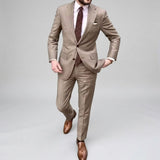 Zweiteiliger Herrenanzug – Blazer und Hose, klassisch-formeller, maßgeschneiderter Stil – Khaki