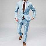 Zweiteiliger Herrenanzug – Blazer und Hose, klassisch-formeller, maßgeschneiderter Stil – Hellblau