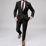 Zweiteiliger Herrenanzug – Blazer und Hose, klassisch-formeller, maßgeschneiderter Stil – Schwarz