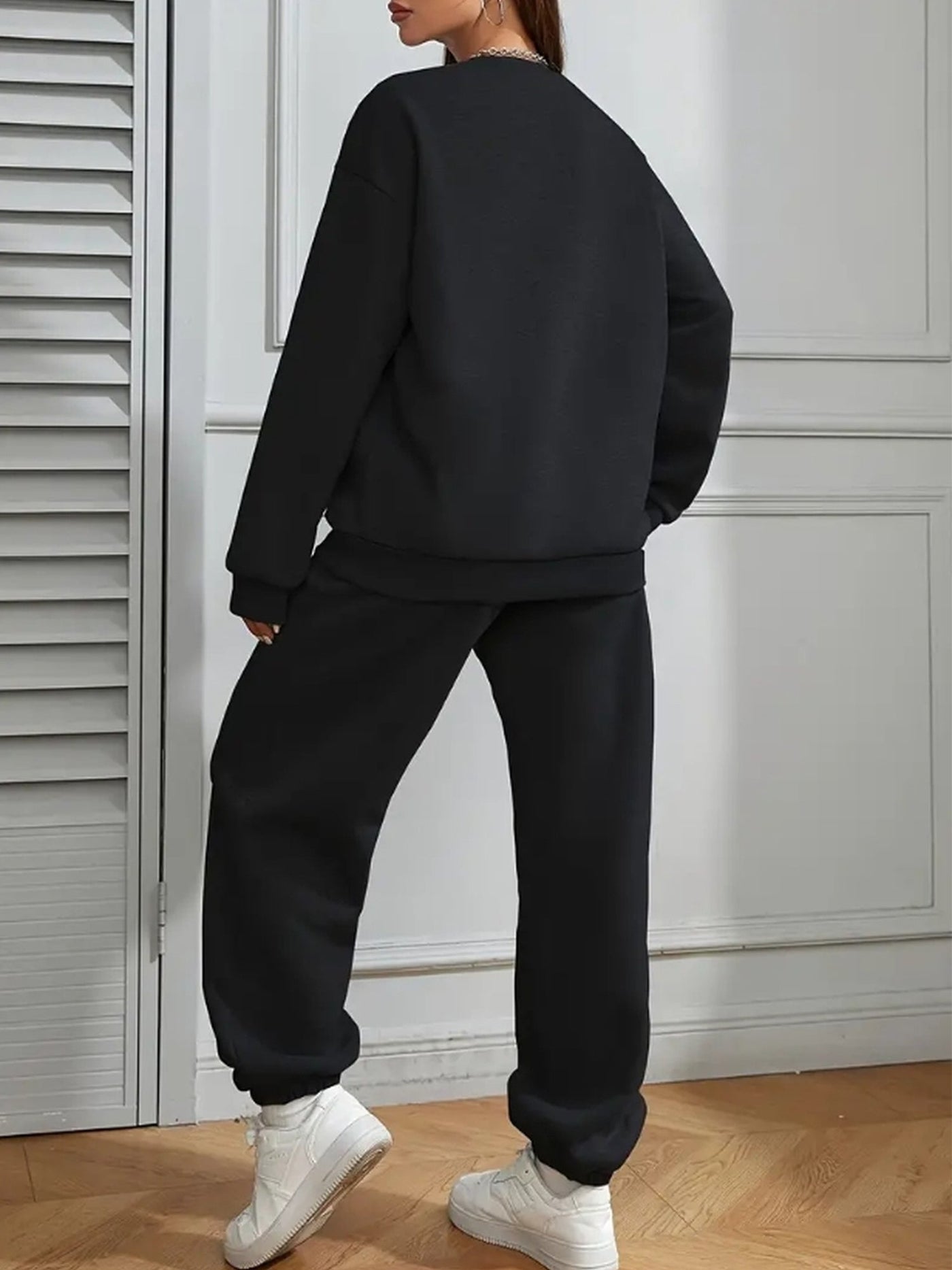 Bequemes Damen-Freizeitoutfit: Pullover und Jogginghose Set für kühle Tage