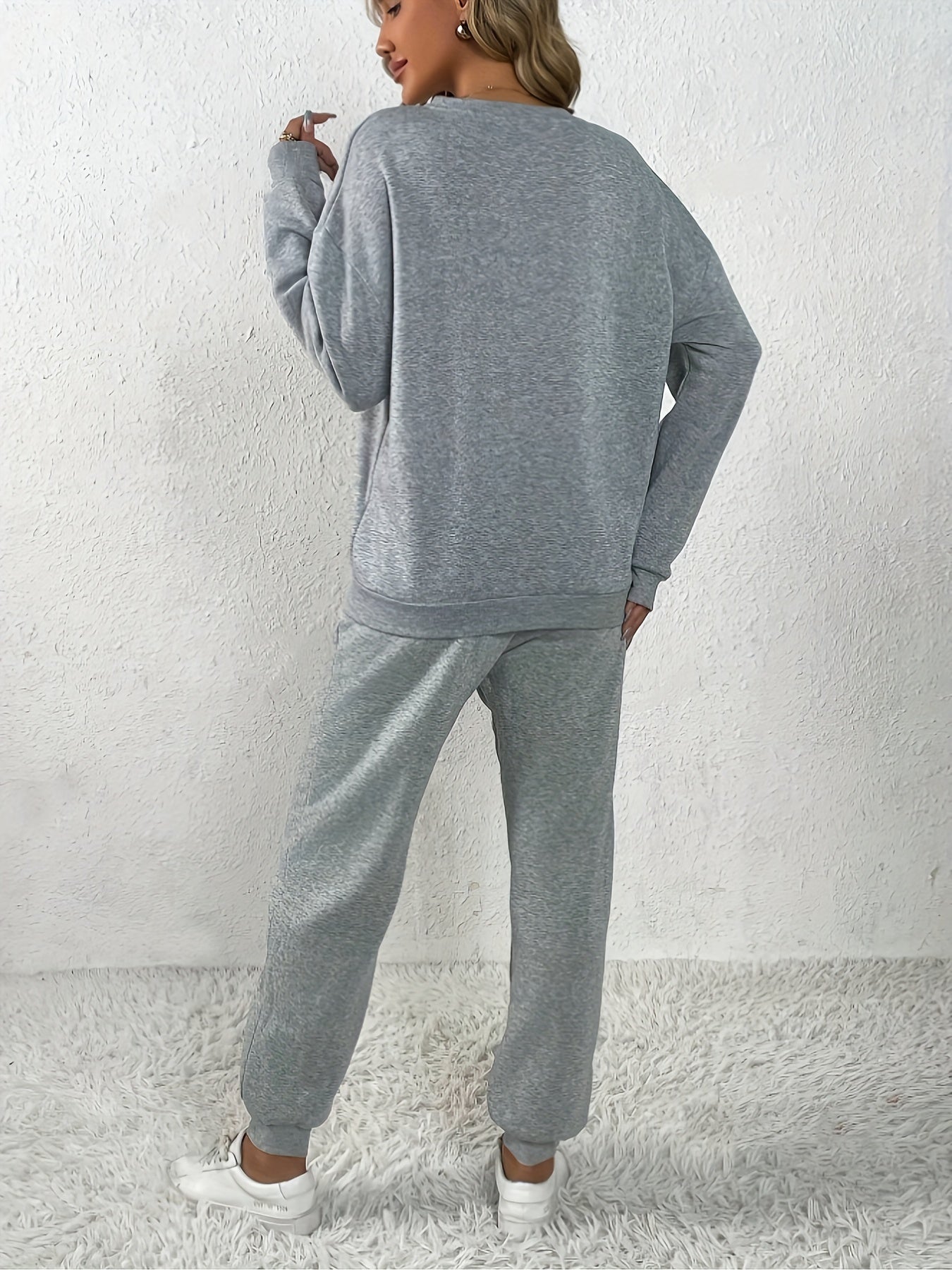 Kuschelige Damen-Loungewear: Pullover mit Herzmuster und passende Jogginghose für kalte Tage