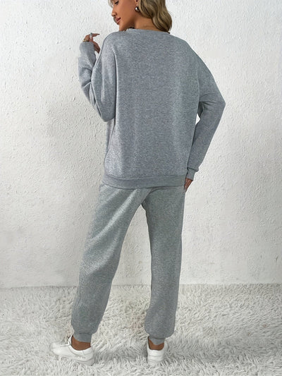Kuschelige Damen-Loungewear: Pullover mit Herzmuster und passende Jogginghose für kalte Tage