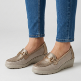Caliefa | Damen-Komfortschuhe mit goldfarbenem Akzent – Beige