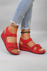 Angela | Damen-Keilsandalen mit Schlaufenriemen im Zehenbereich – Rot