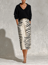 Aelyra - Strickpullover in Soft-Touch-Qualität & Leinen-Midirock mit Zebraprint – Schwarz