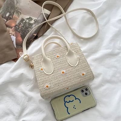 Strohtasche fur Damen – Geflochtene Handtasche mit Blumenakzenten
