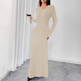 Alma – Geripptes Strick-Maxikleid mit langen Ärmeln und V-Ausschnitt – Beige