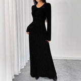 Alma – Geripptes Strick-Maxikleid mit langen Ärmeln und V-Ausschnitt – Schwarz