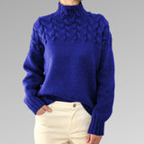 Almonde | Damen Zopfmuster Strickpullover mit Rollkragen – Königsblau