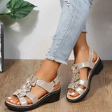Amelia – Keilsandaletten mit Blumenapplikation und verstellbaren Riemen – Silber