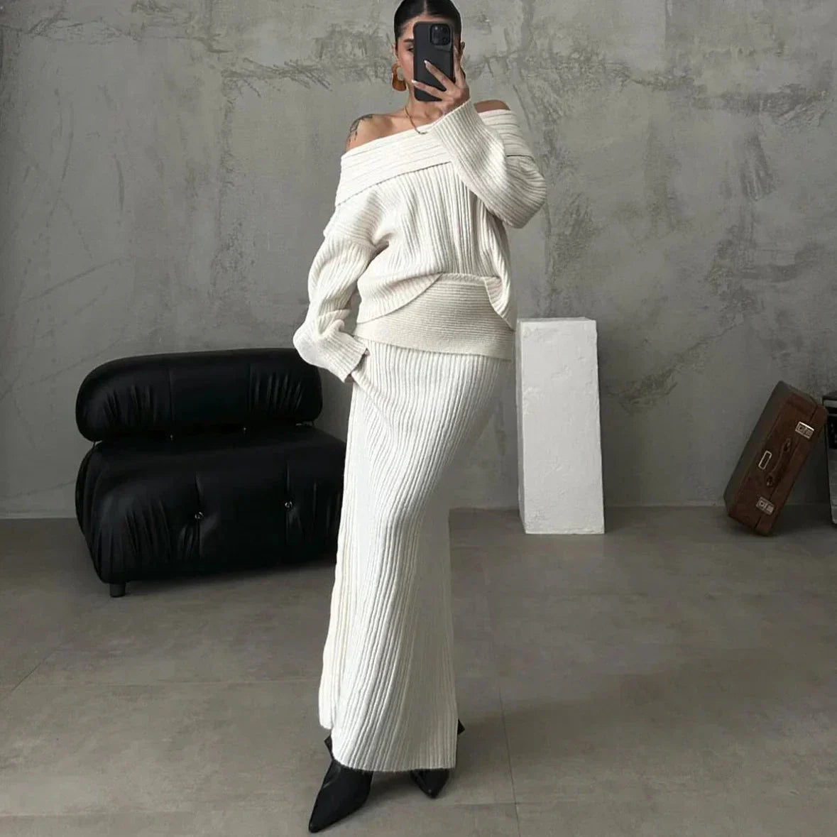 Elegantes Outfit mit schulterfreiem Pullover und eng anliegendem Strickrock, perfekt für einen raffinierten und femininen Look