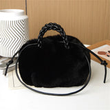 Jana | Schultertasche Damen dekorativ und weich – Schwarz