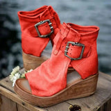 Valmai | Damen Stiefelette mit Keilabsatz & Schnalle – Rot