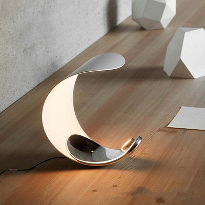 Designer Tischlampe „Halbmond“ – Modernes LED-Lichtobjekt im Mond-Design