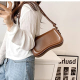 Cadence Handtasche aus veganem Leder mit gewellter Klappe – BRAUN