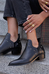 Corvena | Damen Stiefelette mit Stern-Nieten – Schwarz
