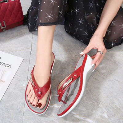 Traudel® | Bequeme Zehentrenner mit Keilabsatz und Zierdetails