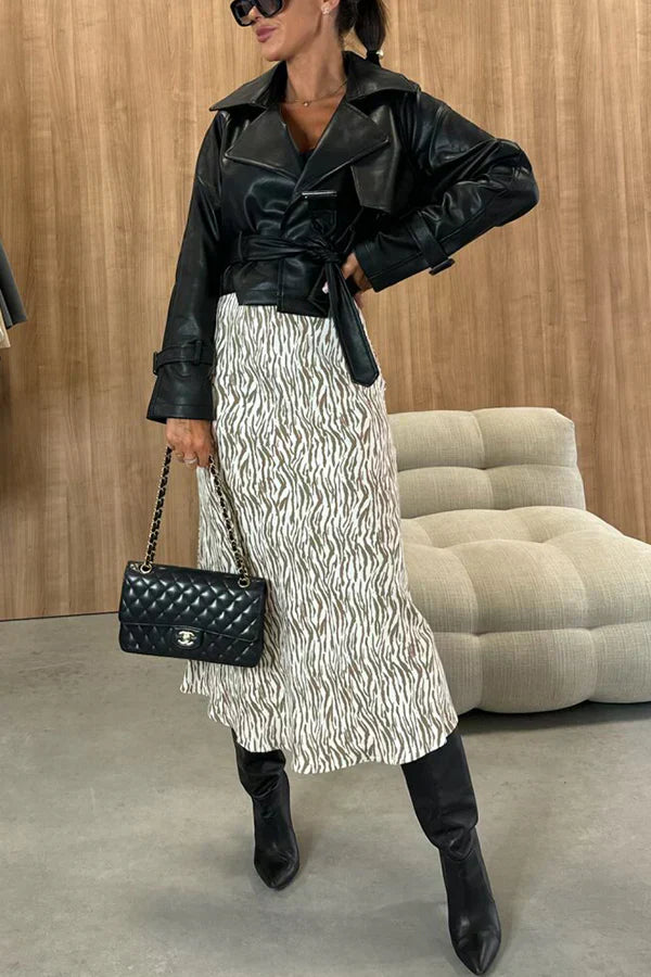 Hochtaillierter, schlank machender Rock mit auffälligem und schickem Tierprint, perfekt für einen gewagten und modischen Look