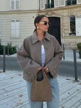 Damen Kurze Jacke mit Knopfleiste Spitzkragen und Langen Ärmeln mit Knopfdetails – Taupe